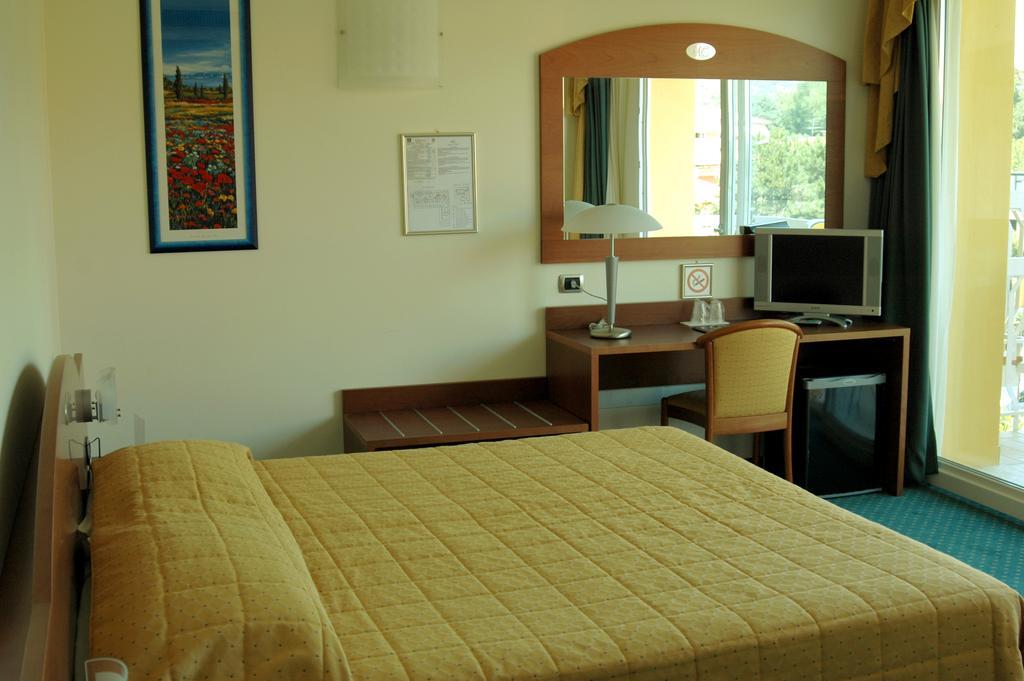 Hotel Capri Bardolino 3S Bilik gambar